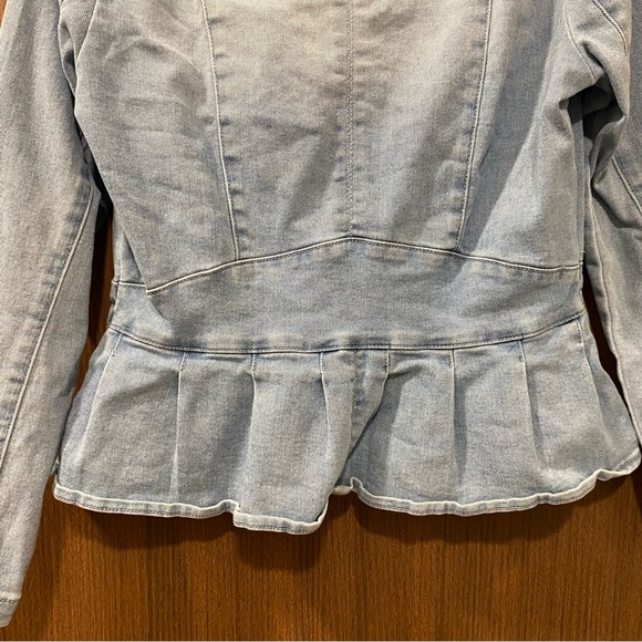 DKNY Light Wash Peplum Denim Jacket Size Small Flirty Date Night Casual Stretchy - Picture 11 of 17